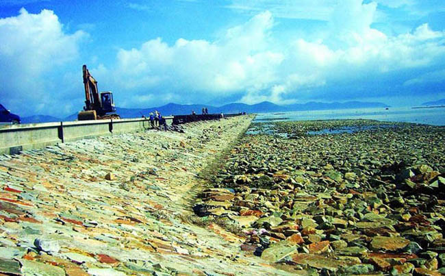 珠海市临港工业区石化基地鸡啼门西滩东大堤软基处理工程